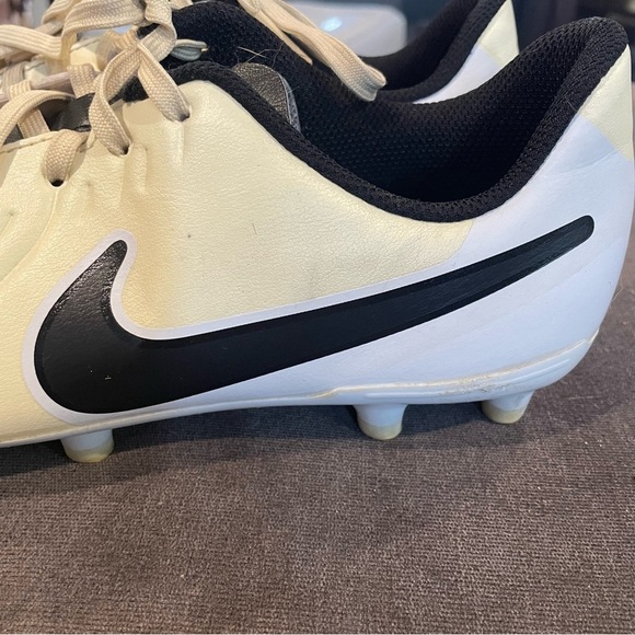 Nike Tiempo jr cleats size 5Y - Picture 2 of 8